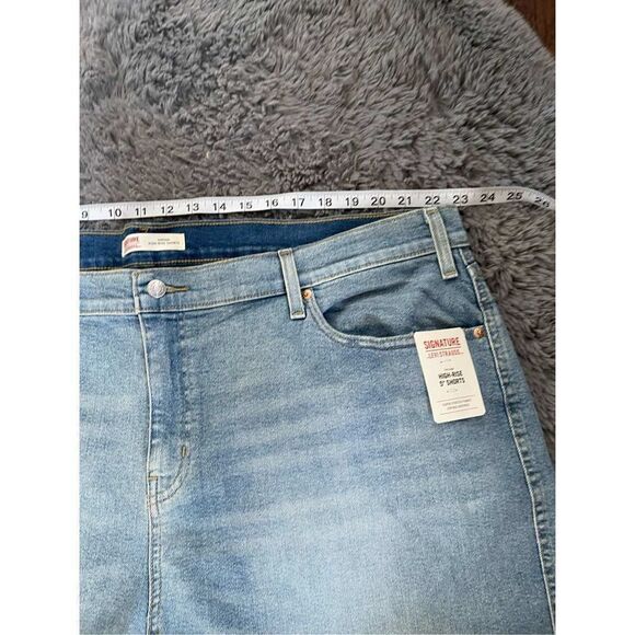 NWT Levi’s high rise‎ denim shorts size 28 - Picture 2 of 6